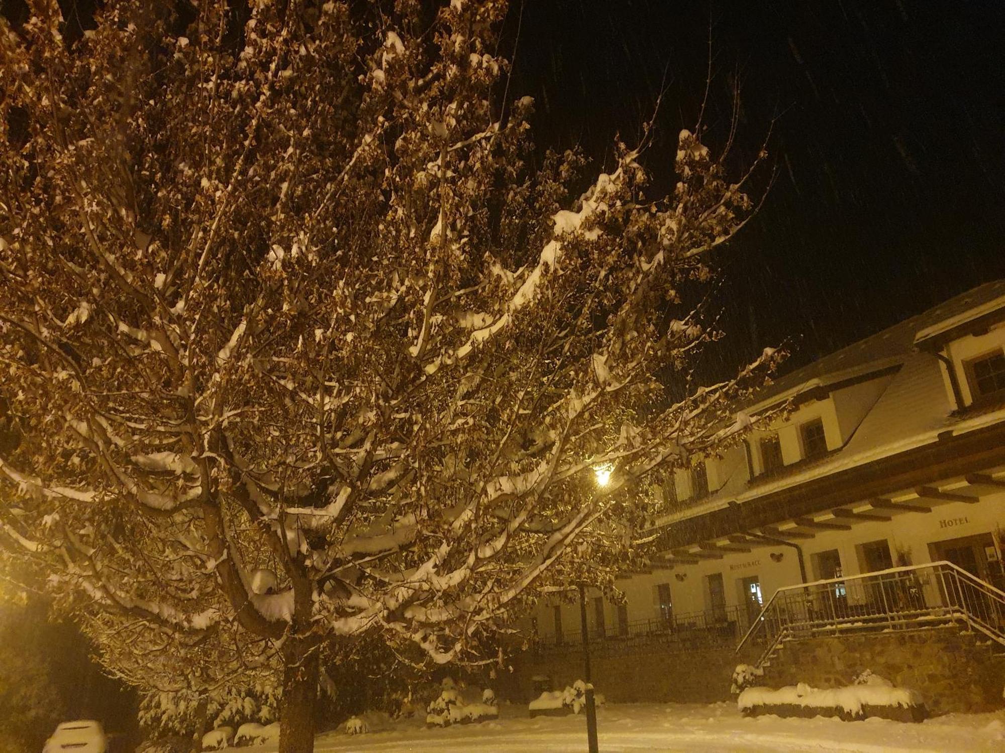 Hotelovy A Jezdecky Areal Dvur Krutenice ภายนอก รูปภาพ