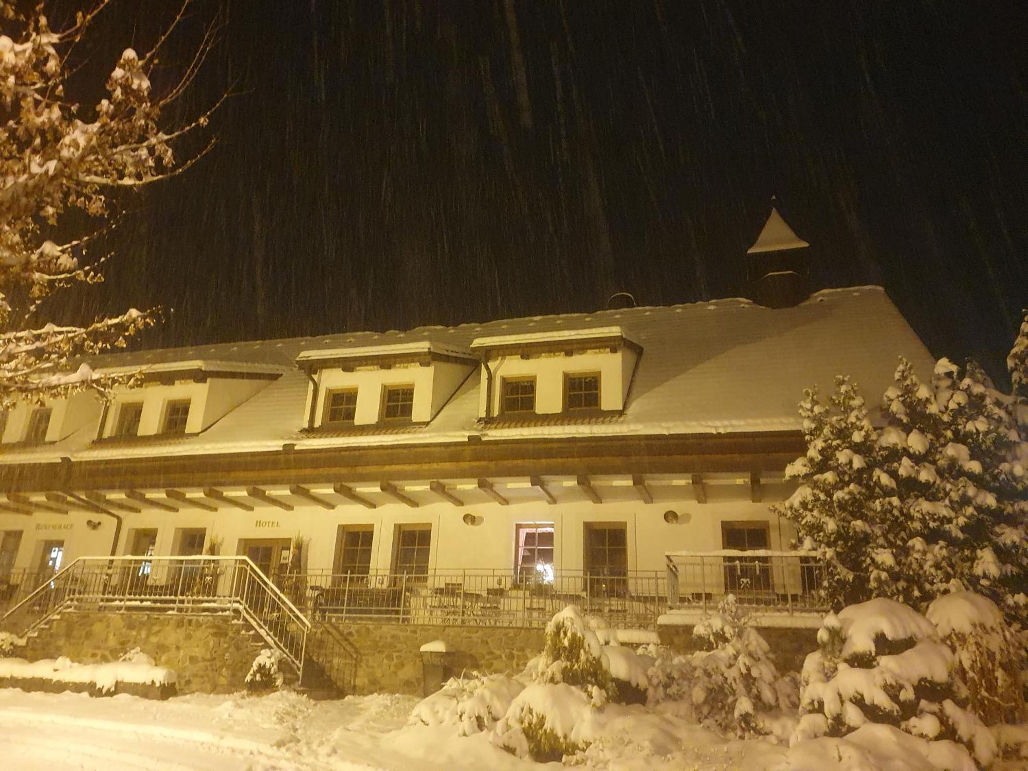 Hotelovy A Jezdecky Areal Dvur Krutenice ภายนอก รูปภาพ
